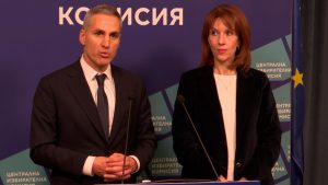 МС и ЦИК продължават да спорят за изработването на параваните за вота