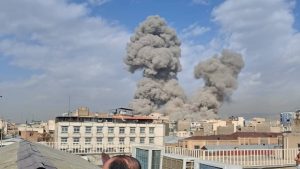 Десетки ирански правителствени цели са бомбардирани в Техеран