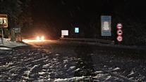 Обилен сняг затруднява движението на прохода Шипка