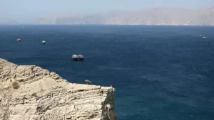 Иран гарантира свободно преминаване през Ормузкия проток за търговски кораби