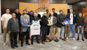 Кметът на Варна връчи плакет на Черно море