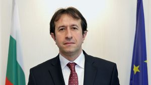 Директорът на пощите със 7600 евро заплата, а 60% от служителите на минимална, възмути се Исмаилов