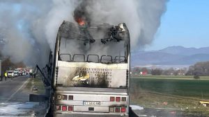 Пламнал автобус блокира движението между Стара Загора и Казанлък