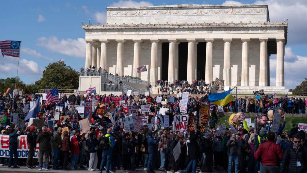 „Без крале“ пак изкара Америка на улицата, протестите прескочиха и в Европа