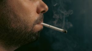 Млад мъж почина след пушене на цигара, напоена с упойка за коне и белина