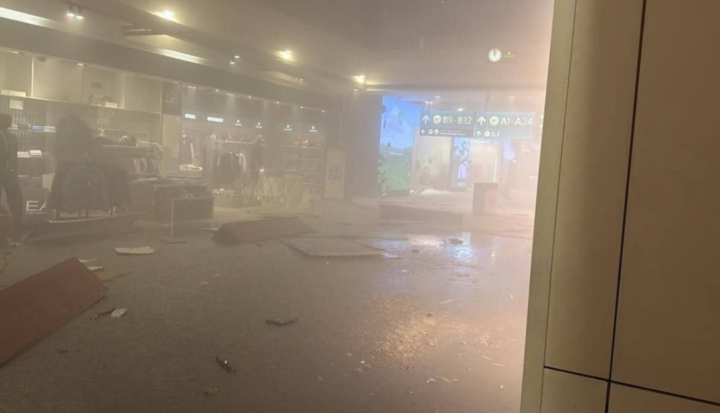 Дубай след ударите: щети по летището и символи на града, хаос в полетите и затворена борса