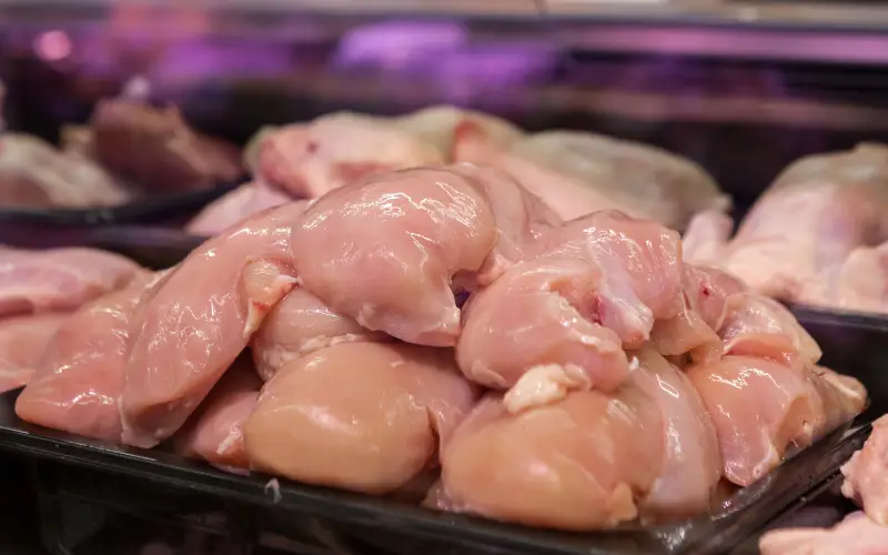 Тонове негодна храна в склад в Хасково: държавата проверява дали е връщана на пазара с нови етикети