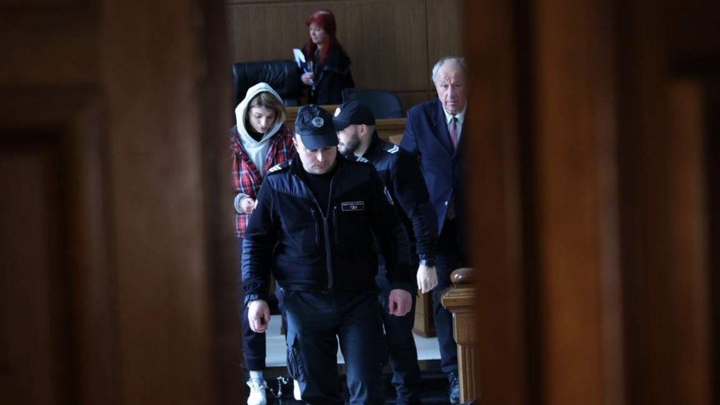 Съдът остави в ареста жената, намушкала четирима души в София