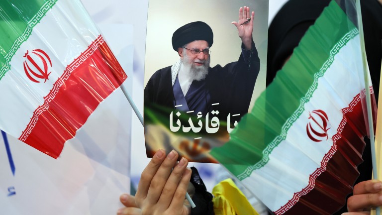 Техеран призна за смъртта на Хаменей и се закани да отмъсти