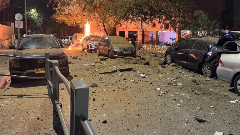 Иран удари Израел с касетъчни бомби след смъртта на Лариджани