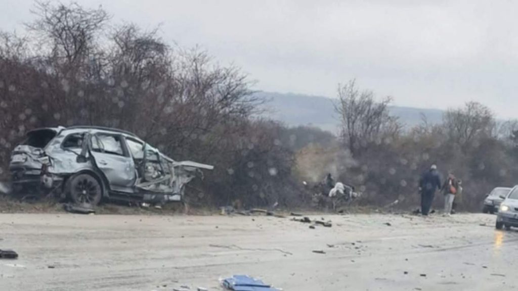 Мъж и жена загинаха при тежка катастрофа на Е-79 край Краводер