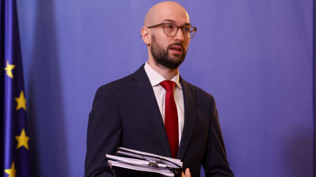 Финансов министър: Дефицитът може да надхвърли 3% заради промени в бюджета