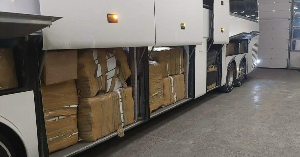Митничари задържаха близо 15 000 контрабандни дрехи и парфюми в автобус край Кардам