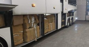 Митничари задържаха близо 15 000 контрабандни дрехи и парфюми в автобус край Кардам