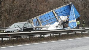 ТИР се обърна в канавка на АМ „Тракия“, движението при 56-ия км е затруднено