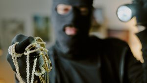 Арестуваха 23-годишен българин след обир и гонка в Северна Гърция