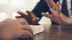 Арест за 1500 евро: служител от район „Приморски“ във Варна е обвинен за подкуп