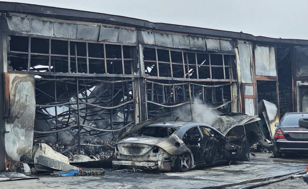 Пожар изпепели десетки автомобили в Хасково