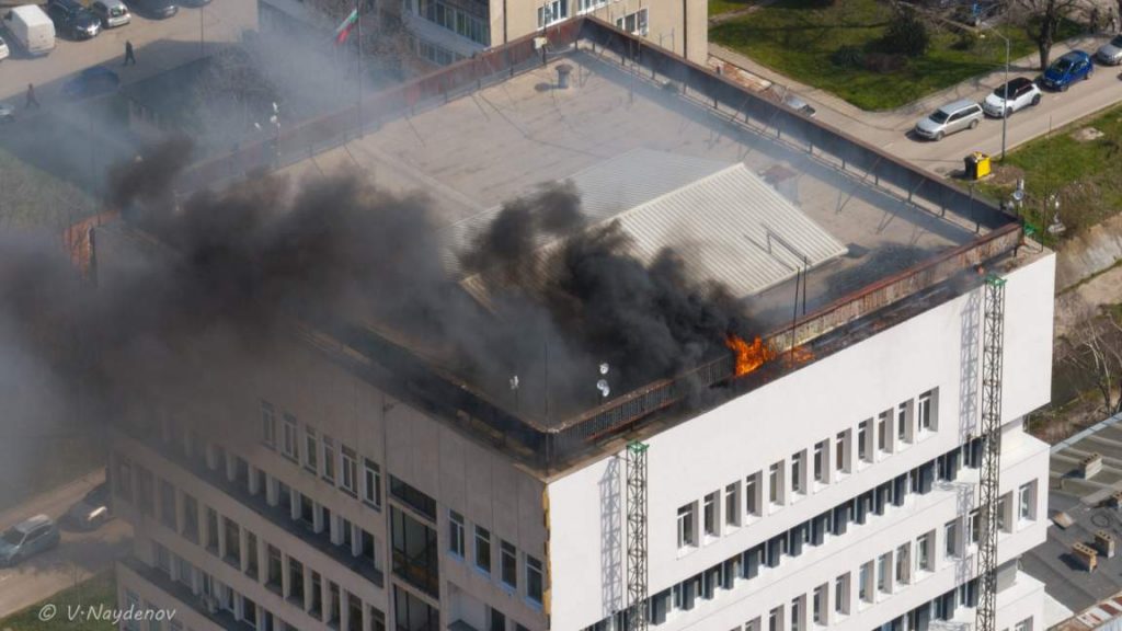Пожар лумна на покрива на Oбщината в Разград, евакуираха сградата