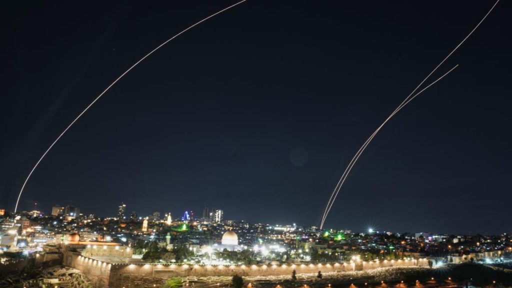 Шестима ранени при ирански ракетен удар в централен Израел