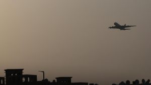 Два дрона паднаха край летището в Дубай, четирима са ранени