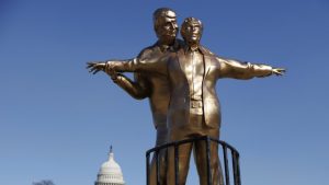 Статуя на Тръмп и Епстийн в поза от „Титаник“ се появи във Вашингтон