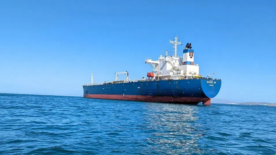 Петролът рязко поевтиня в Азия заради надежди за деескалация в Близкия изток