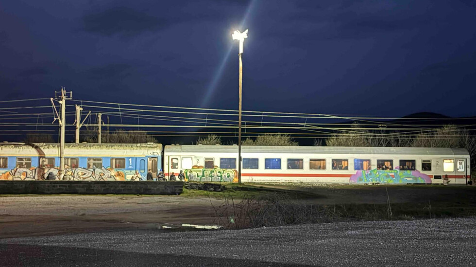 Аварирал товарен влак блокира линията край Тъжа, бързият влак София – Бургас закъсня с 95 минути