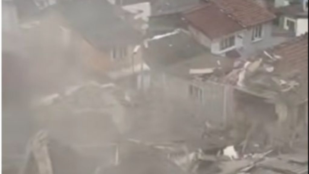 Две сгради рухнаха в Истанбул след взрив: спасени са 9 души