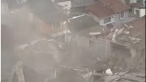 Две сгради рухнаха в Истанбул след взрив: спасени са 9 души