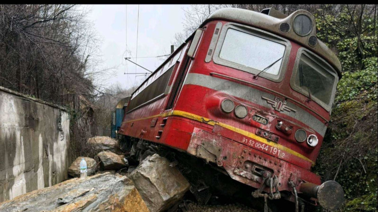 Продължава разчистването на релсите след ЖП инцидента край Трявна