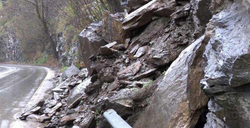 Проливни дъждове причиниха наводнения и свлачища в Южна България