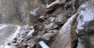 Проливни дъждове причиниха наводнения и свлачища в Южна България