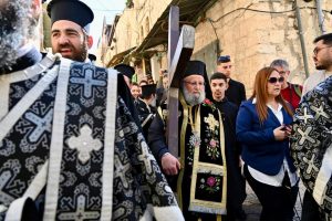 По стъпките на Спасителя: Хиляди вярващи извървяха „Виа Долороса“ в Йерусалим