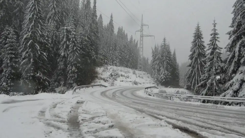 Пътищата през „Пампорово“ и „Превала“ са заснежени