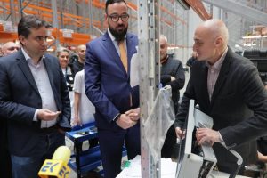 Напрежение при инсталирането на изборния софтуер: Представители на ГЕРБ разглобиха машина с отвертка