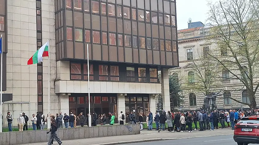 Рекордна активност в Германия: Българите чакат часове на опашки под дъжда