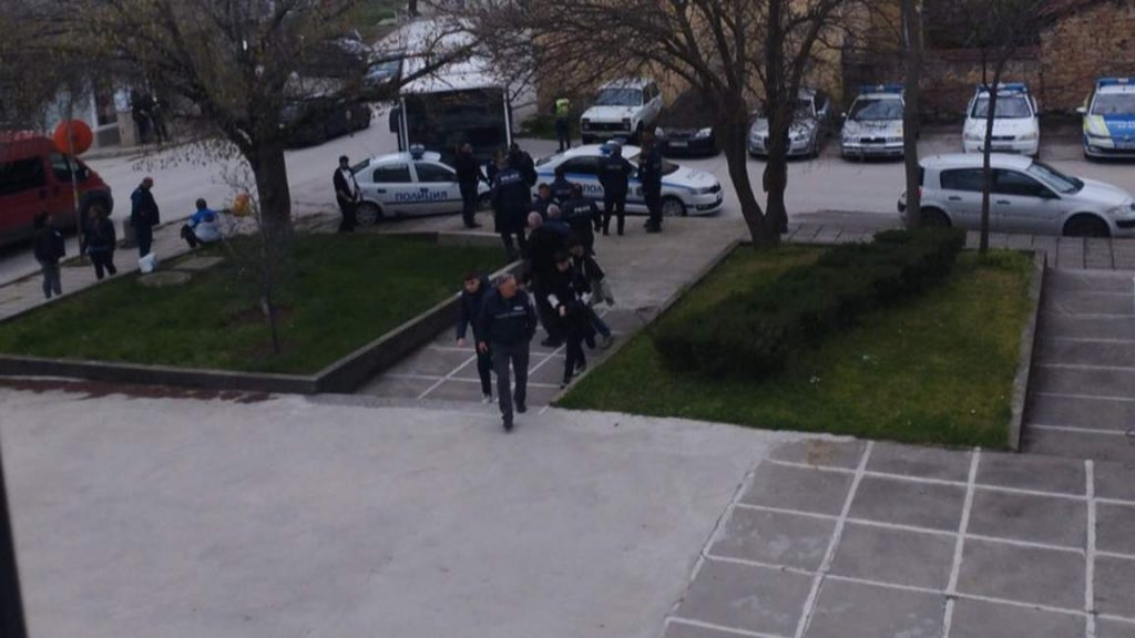 Автобус удари два патрулни автомобила пред полицията в Горна Оряховица