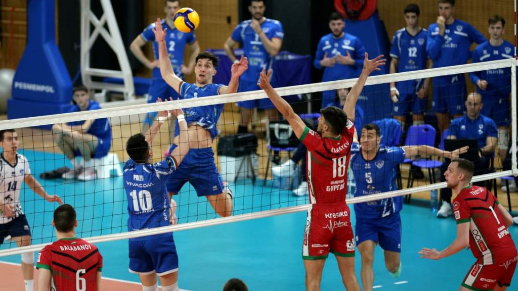 Левски поведе във финалната серия след обрат над Нефтохимик