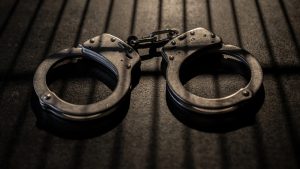 Задържаха родителите на детето, увиснало от балкон на осмия етаж в Ямбол