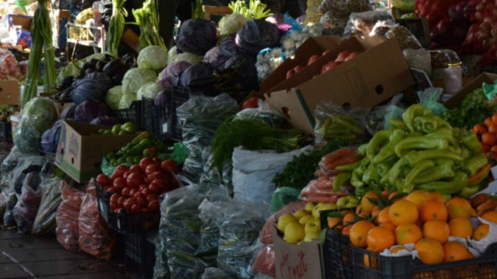 Зеленчуците поевтиняват на борсите, но хранителната кошница остава скъпа