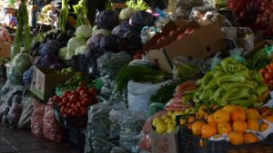 Зеленчуците поевтиняват на борсите, но хранителната кошница остава скъпа