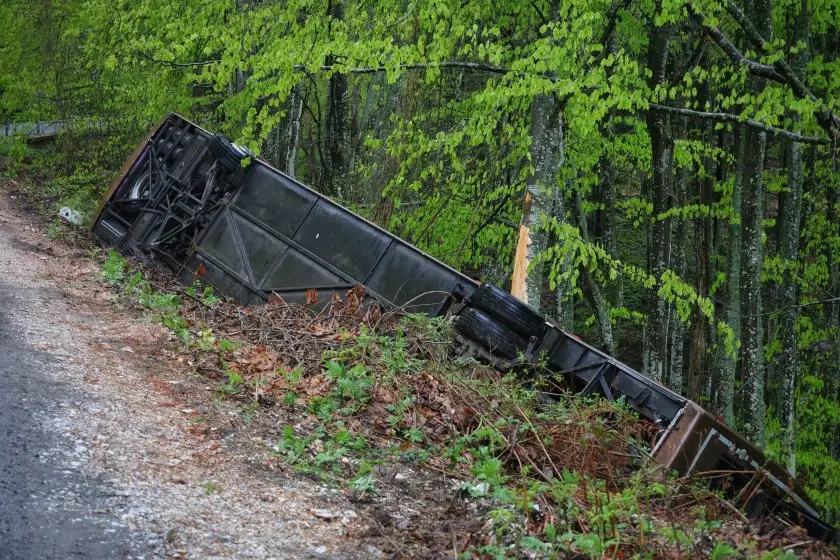 До 15 години затвор грозят шофьора на преобърнатия автобус край Малко Търново