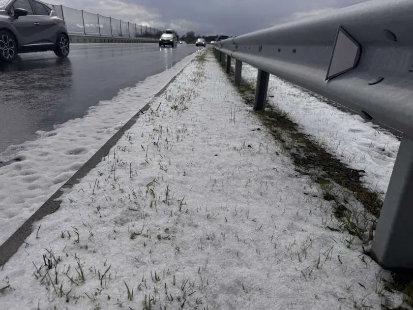 Градушка край Поморие превърна пътя в капан: пет катастрофи за минути на пътя към Бургас (СНИМКИ)