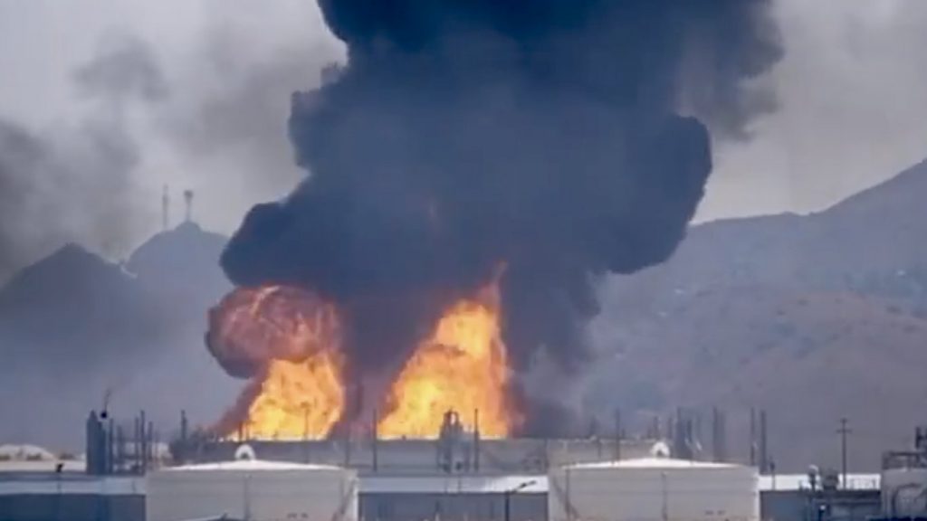 Кувейт съобщи за пожар на летището след атака с дронове, ударен е и танкер край Доха