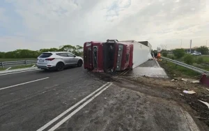 Камион, натоварен с картофи, се преобърна на АМ "Тракия"