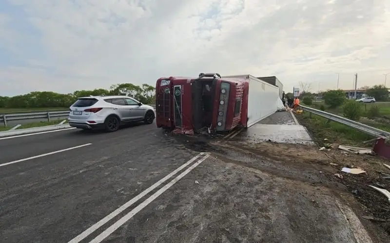 Камион, натоварен с картофи, се преобърна на АМ „Тракия“