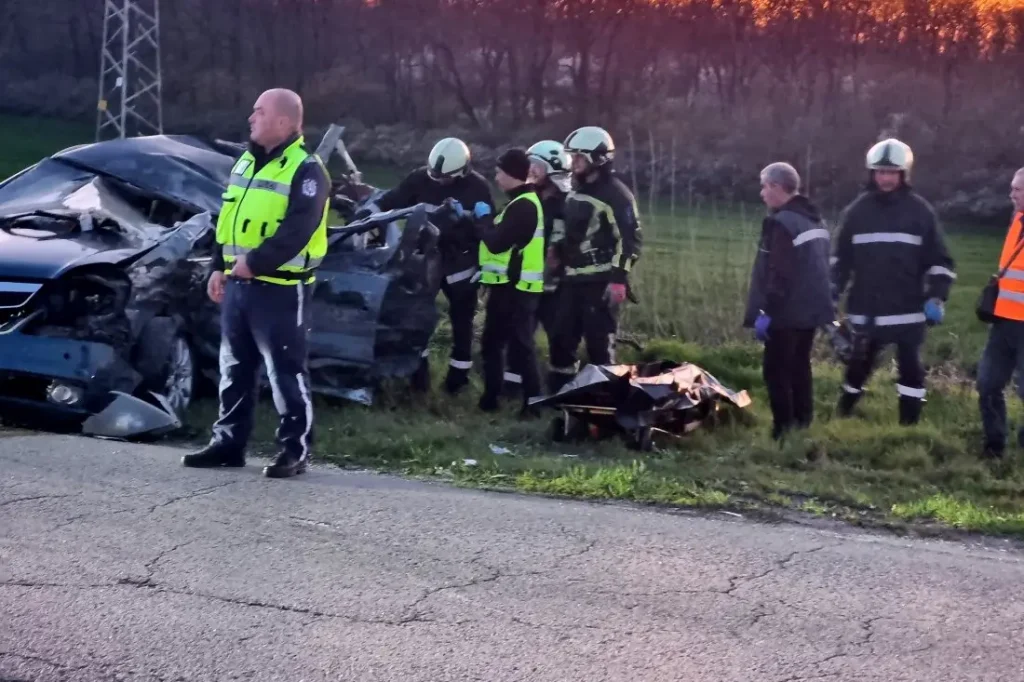 13-годишно момиче е в кома след жестоката катастрофа край Добрич, една жена загина на място