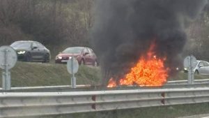 Кола се запали край Владая, километрично задръстване към Перник
