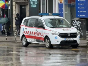 Линейка се обърна в центъра на София след удар с кола, шофьорът избяга